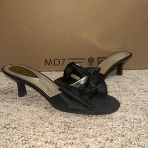 Women's Bow Heels Black